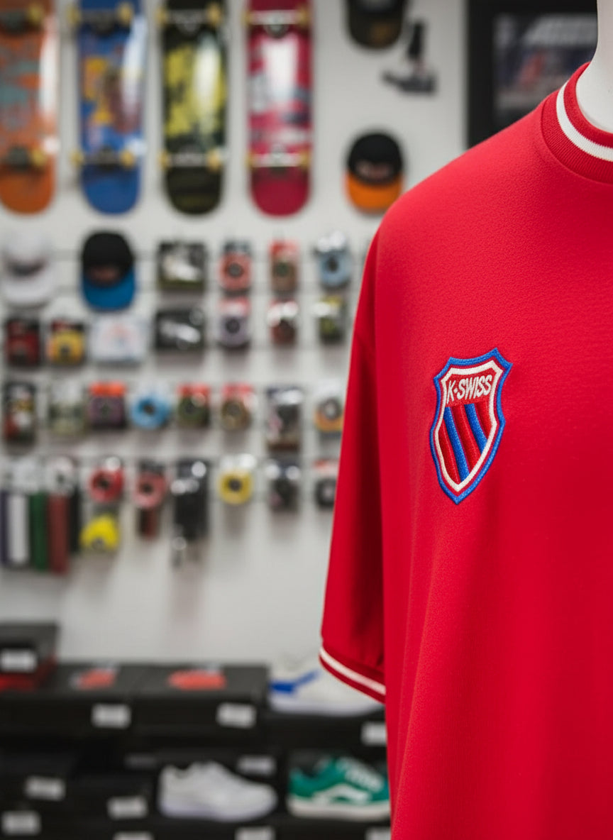 Playera K-Swiss Clásica Roja OVERSIZE - Estilo Urbano y Confort