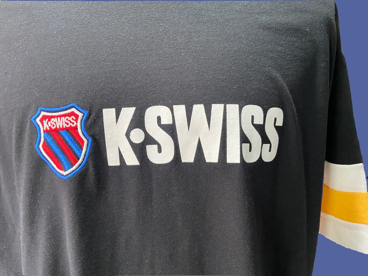 Playera K-Swiss OVERSIZE "Retro Stripes" Negra - Un Clásico Moderno con Carácter