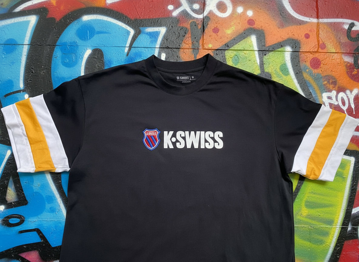 Playera K-Swiss OVERSIZE "Retro Stripes" Negra - Un Clásico Moderno con Carácter